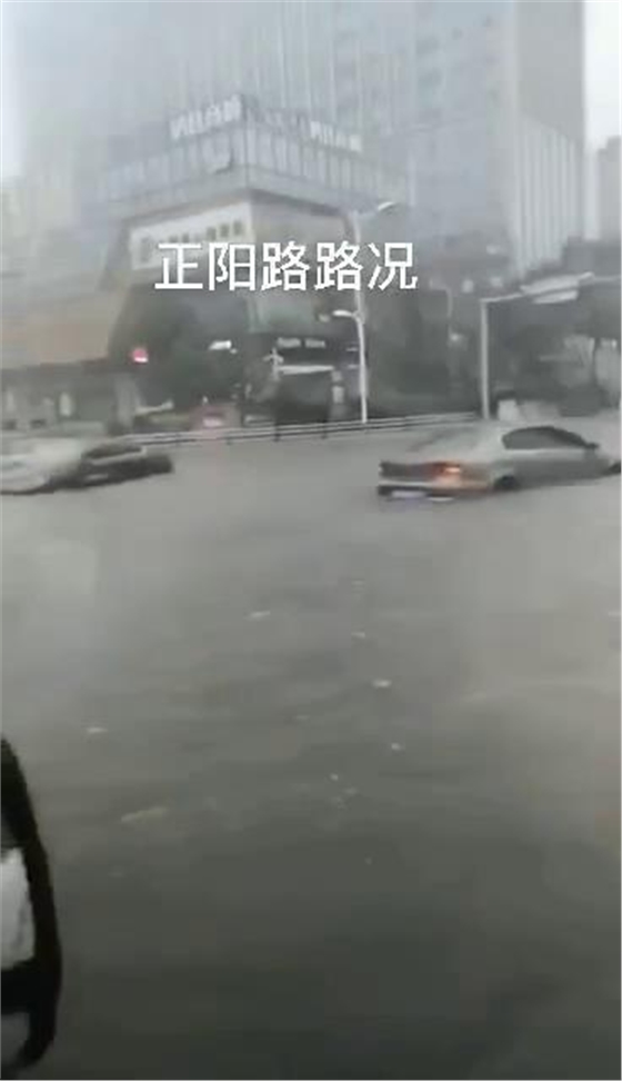 臺(tái)風(fēng)巴威造成青島城市內(nèi)澇，機(jī)動(dòng)車熄火